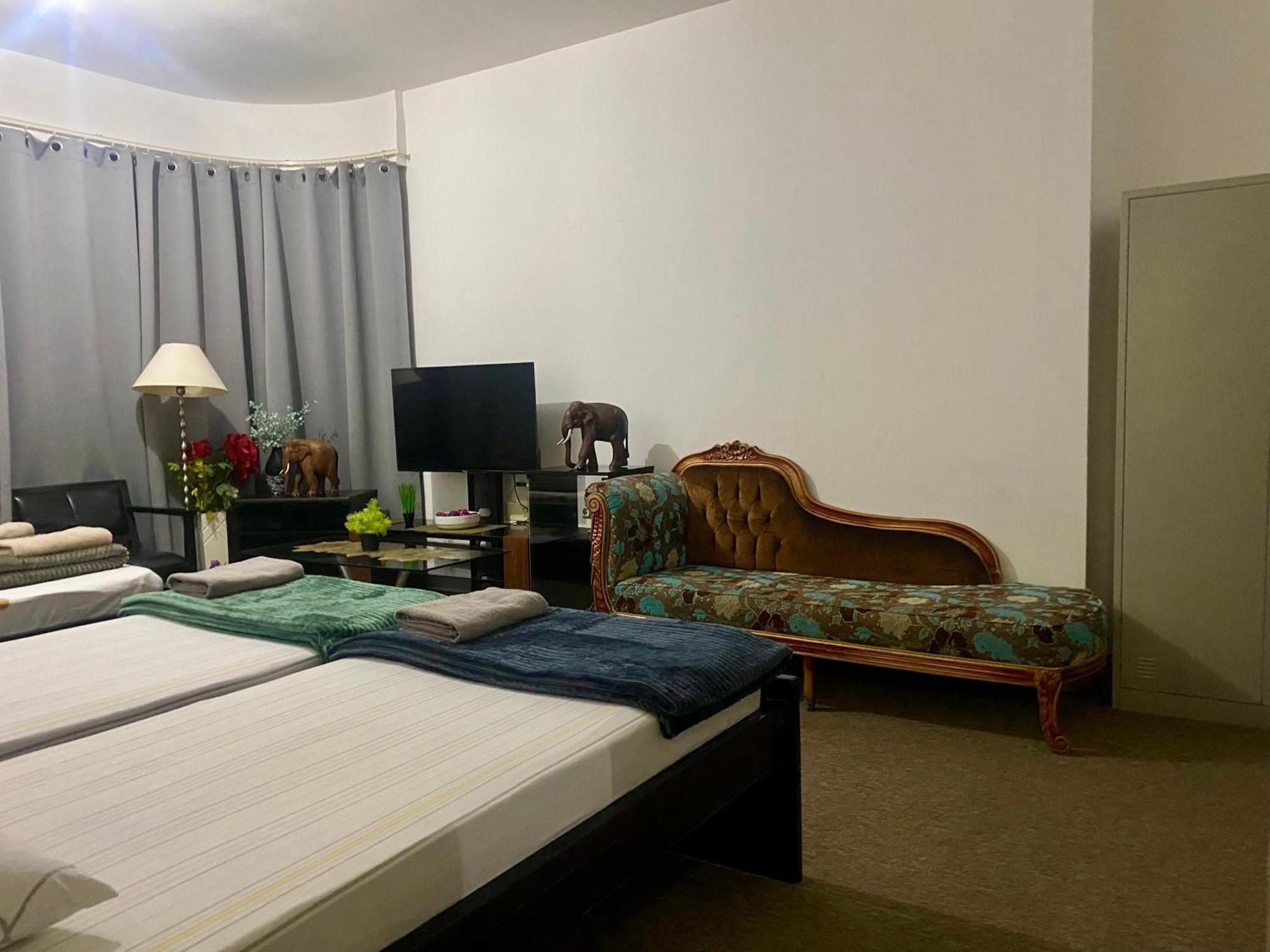 Private With Shared Bathroom - No Parking Space Homestay Abu Dhabi