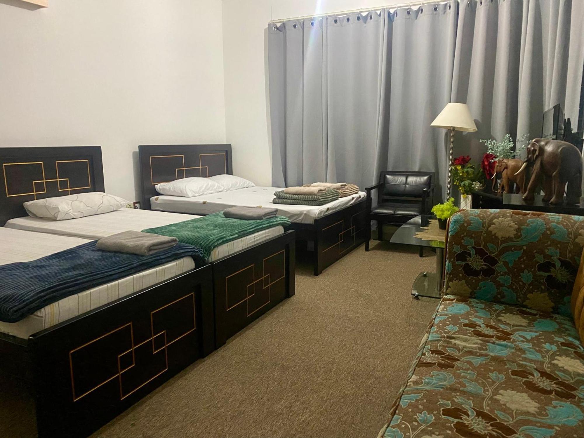 Private With Shared Bathroom - No Parking Space Homestay Abu Dhabi